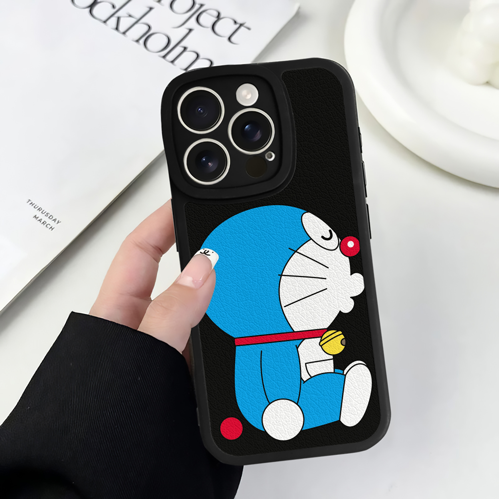 （画像用） ドラえもん Doraemon 【iPhone 16シリーズ対応】シリコンスマホケース（レザー調） 材質：シリコン